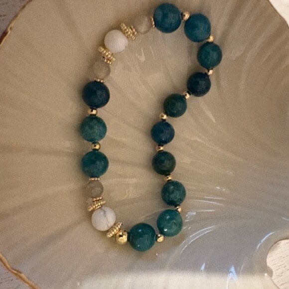 beautiful beaded gemstone bracelet elegantly presented in a gift box - Picture 3 of 4